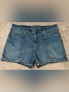 American Eagle Womens Strigid Relaxed Short High Rise Size 16 (36x4) Medium Wash